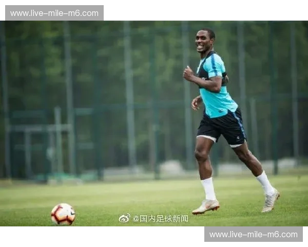 足球评论的边线叙事：从现场到屏幕的共鸣